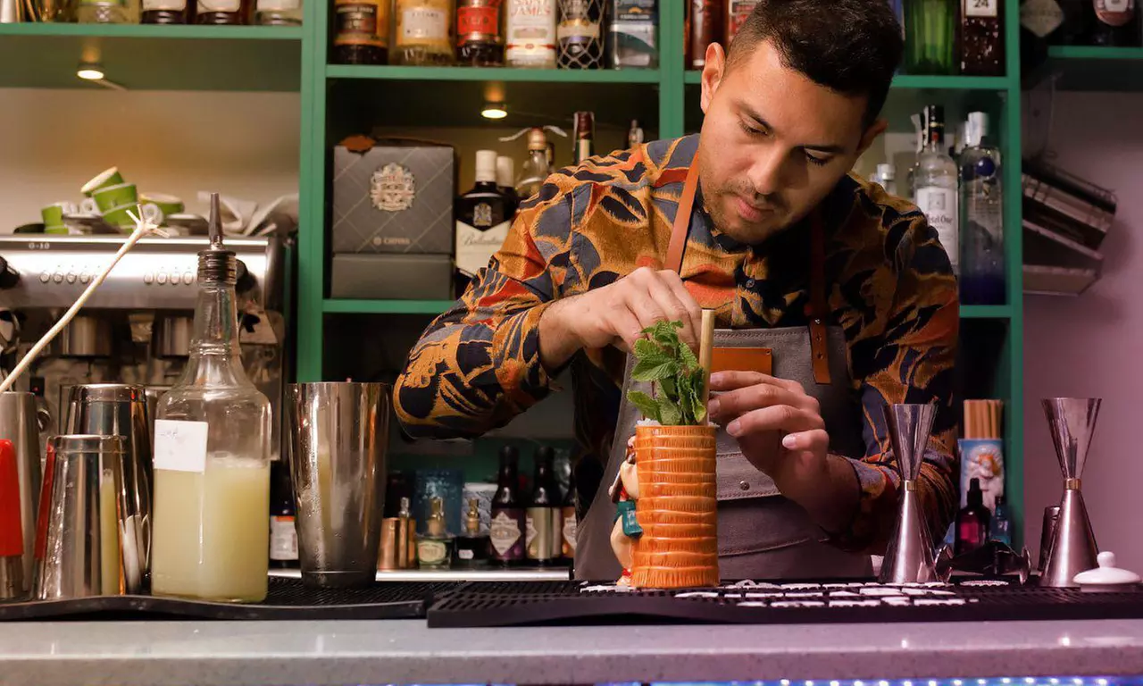 Sabores exóticos con bebida y cóctel tropical en plena Zaragoza