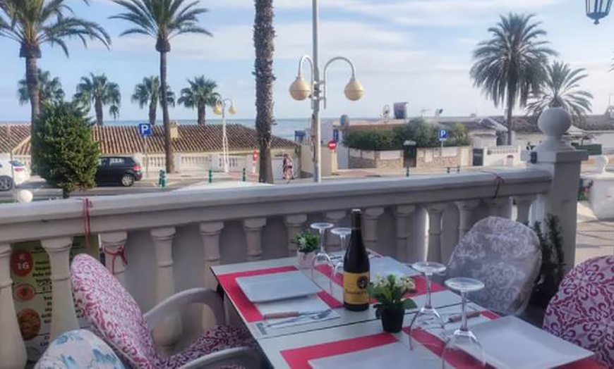 Image 1: Menú de arroces y pescados: sabores del Mediterráneo con vistas al mar