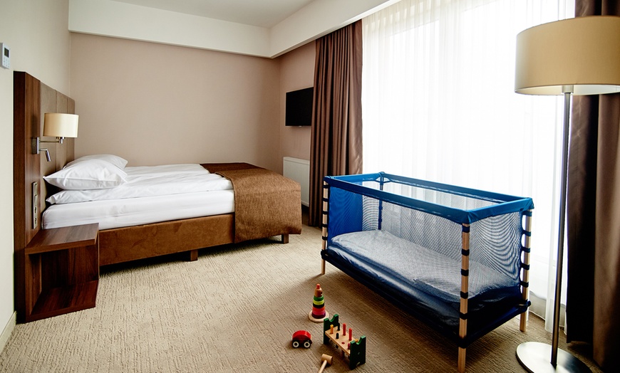 Image 5: Oświęcim: pokój double/twin lub ekonomiczny ze śniadaniami w hotelu 4*