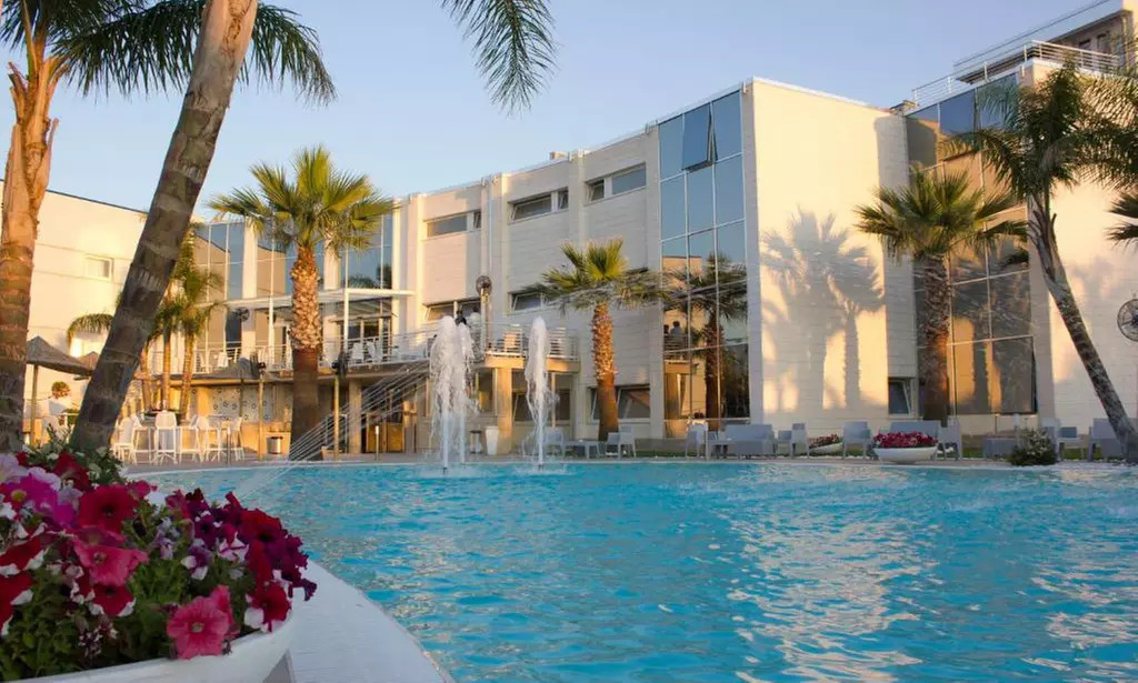 Napoli 5*: camera doppia con mezza pensione e Spa per 2 persone