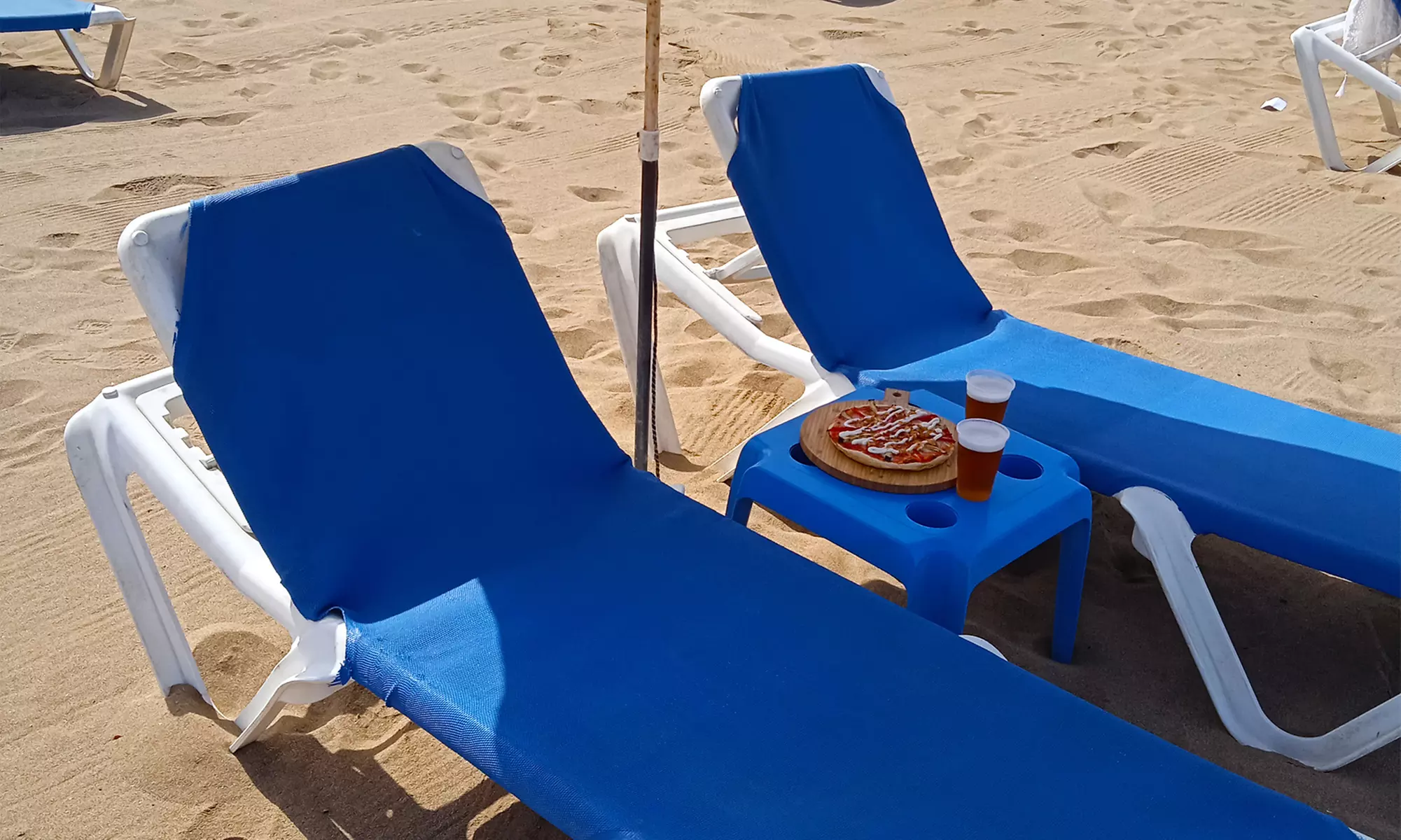 Menú de pizza con alquiler de hamaca y sombrilla en Raffocaccia