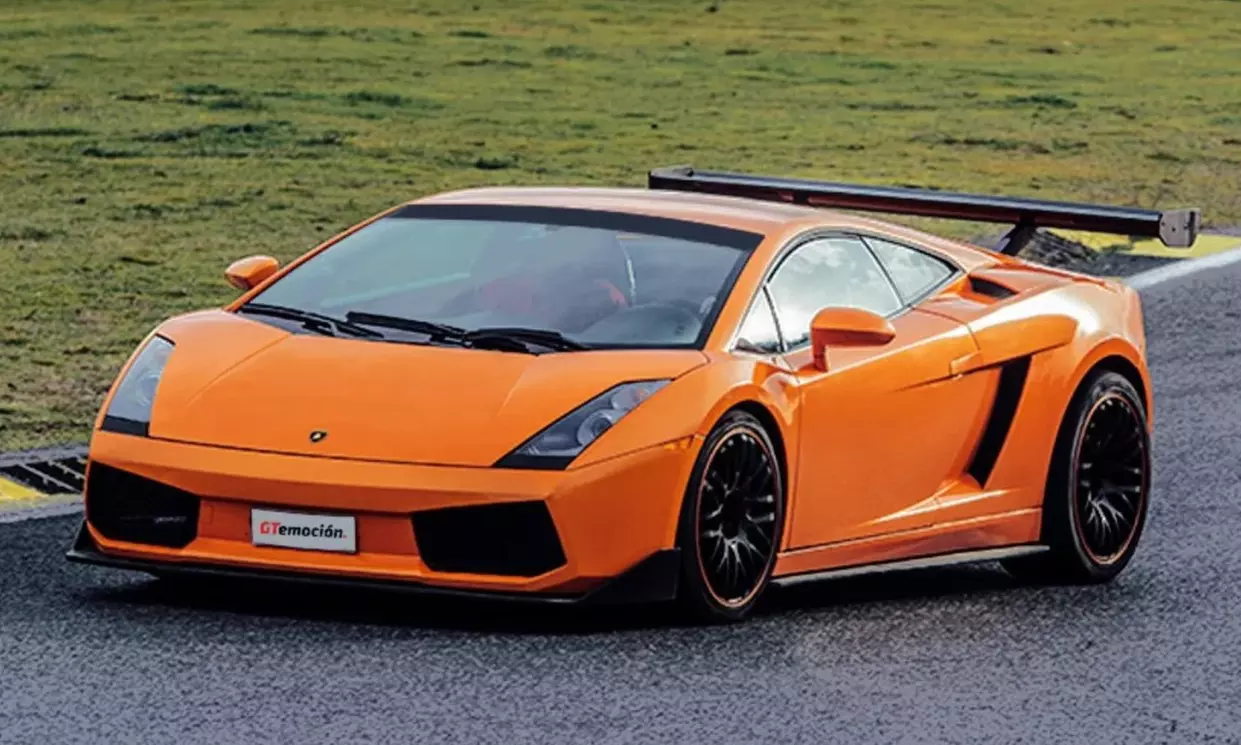 Conducción de 7 o 21 km en Ferrari o un Lamborghini en carretera abierta con GT Emoción - Primary Image