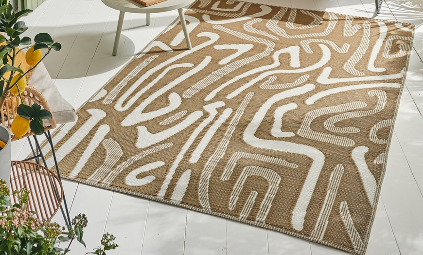 Image 9: Tapis d'extérieur réversible à motif géométrique