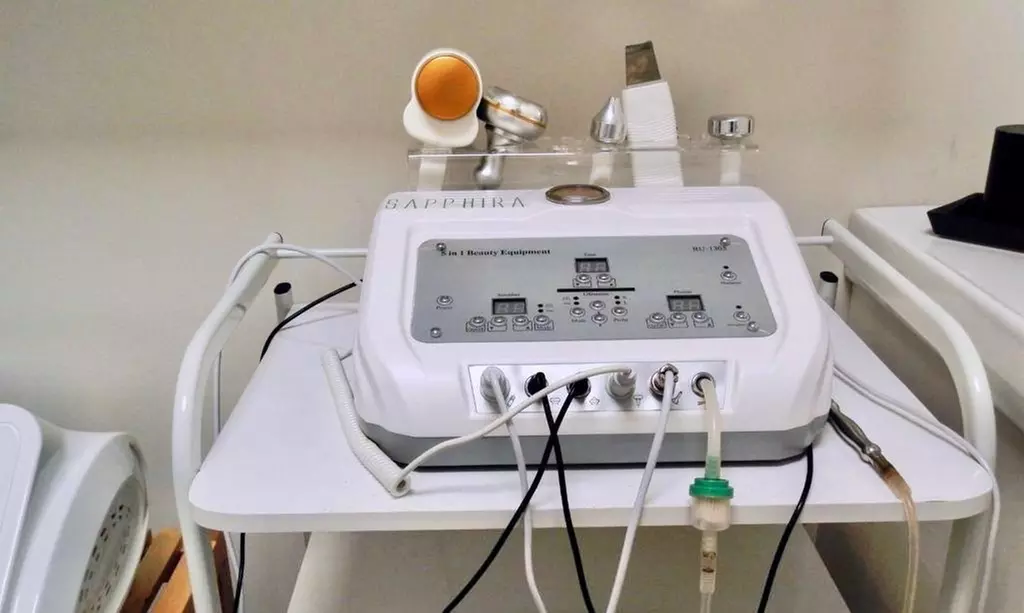 Limpieza facial con tratamiento y masaje facial en Astonish Sapphira