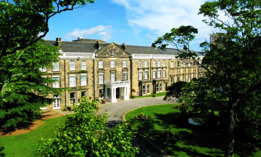 Image 1: Harrogate: 4* Double Room Stay with Dinner
