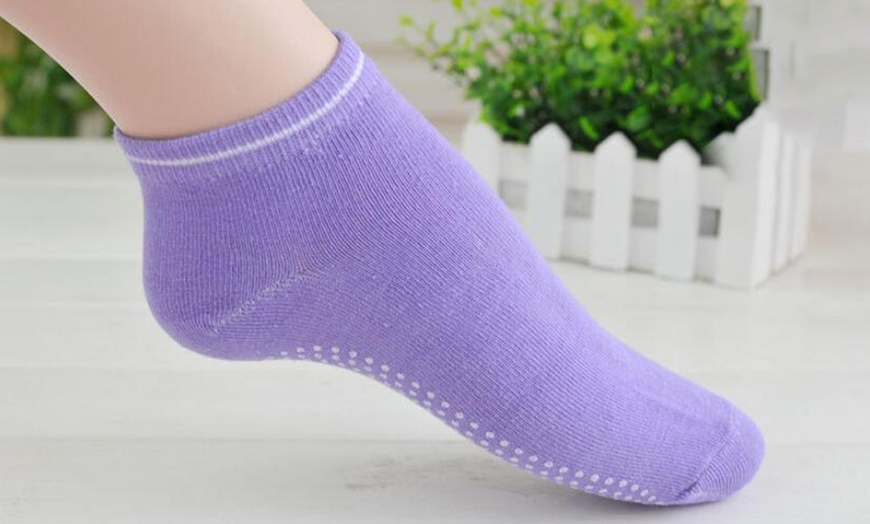 Image 6: Anti-Slip Yoga Socks