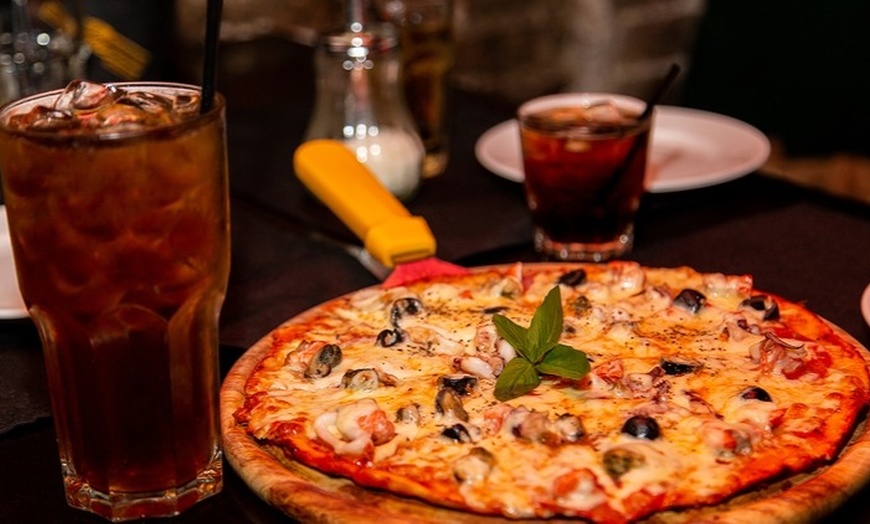 Image 3: Pizza Lunch or Dinner with Drinks