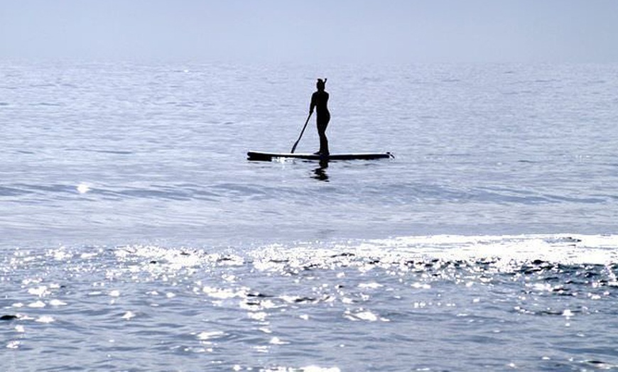 Image 3: Sesión de bautismo de paddle surf con Maresme Waves