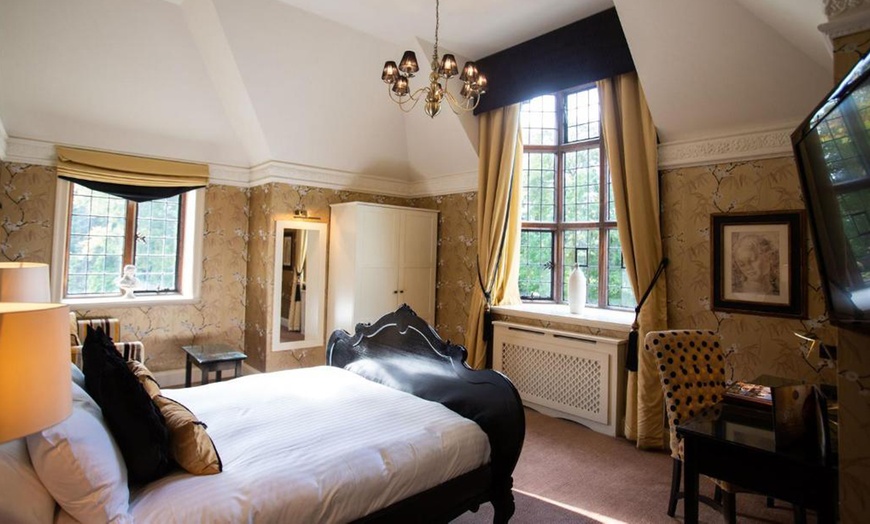 Image 3: Cheshire Countryside: 4* Stay for 2 with Breakfast & Dinner