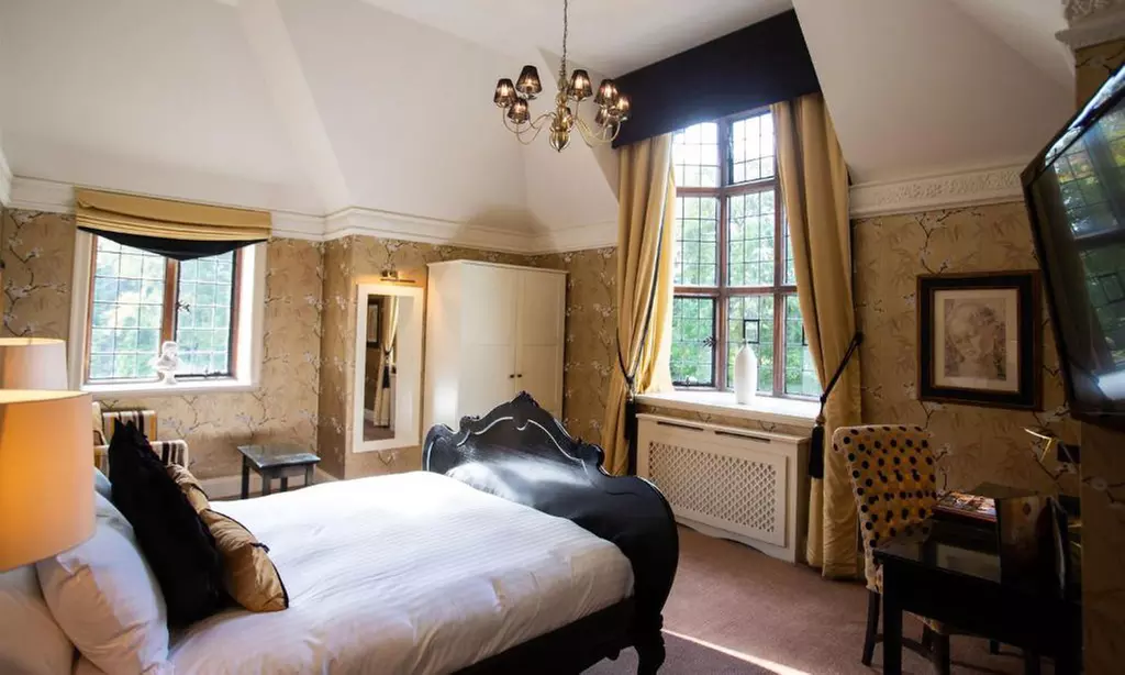 Cheshire Countryside: 4* Stay for 2 with Breakfast & Dinner
