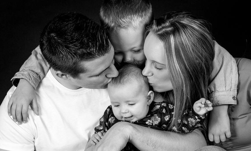 Image 3: Family Photoshoot With Prints