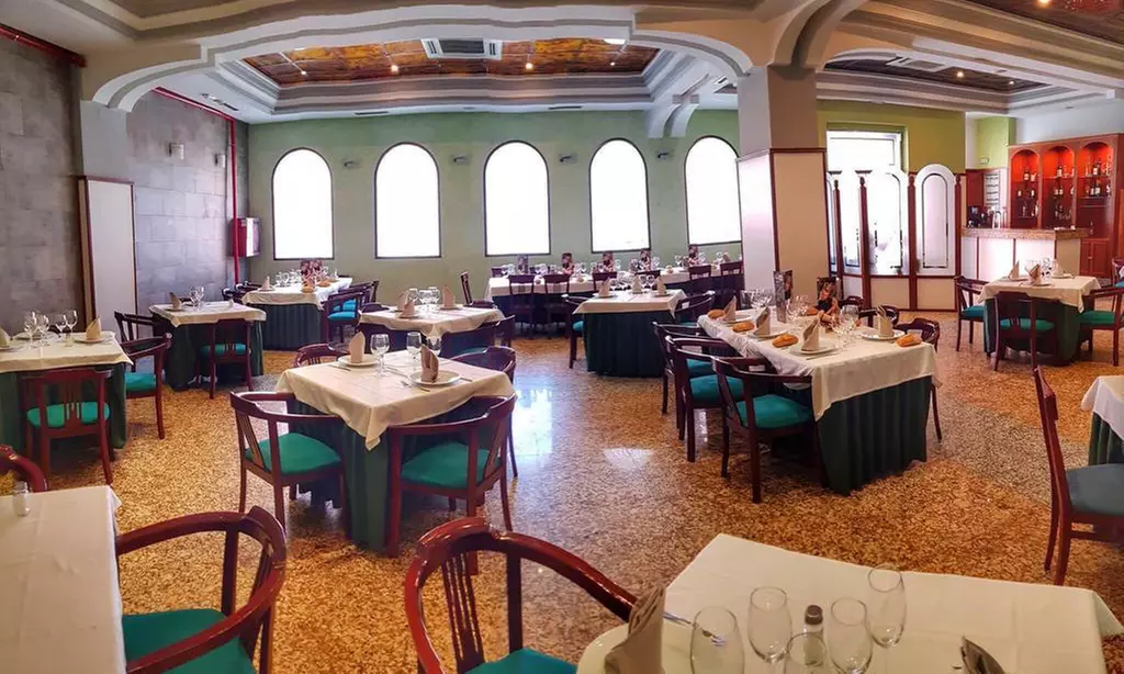 Menú mediterráneo con entrante, principal, postre y bebida para 2 o 4