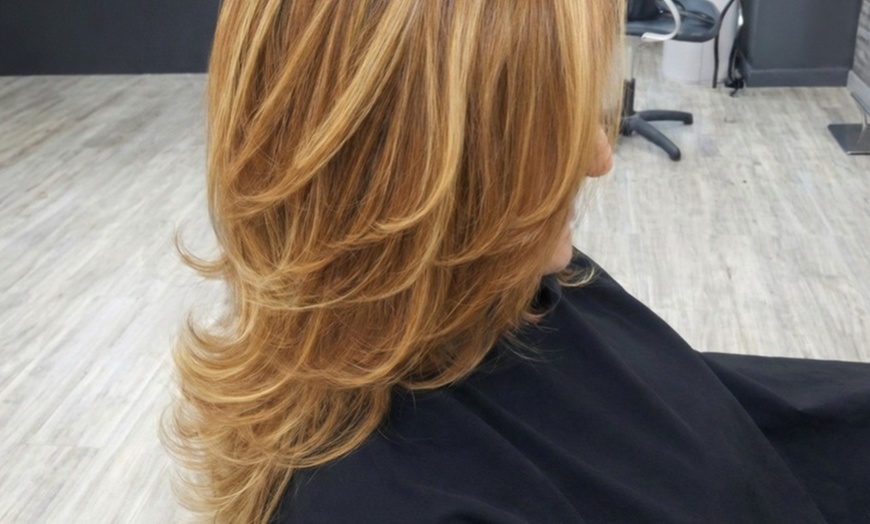 Image 5:  Sesión de peluquería: Tratamiento de Hidratación con lavado y masaje 