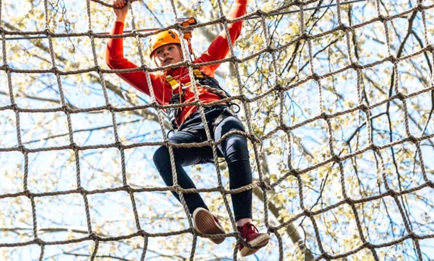 Image 2: Klim naar nieuwe hoogten in een spectaculair klimpark