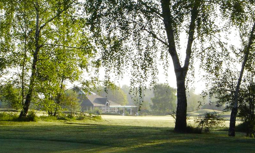 Image 5: Déjeuner et initiation au golf pour 2 pers. au Golf Orléans Donnery