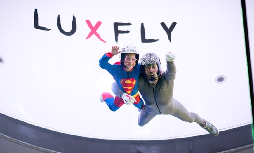 Image 3: Saut en parachute dans le plus grand tunnel aérien d'Europe