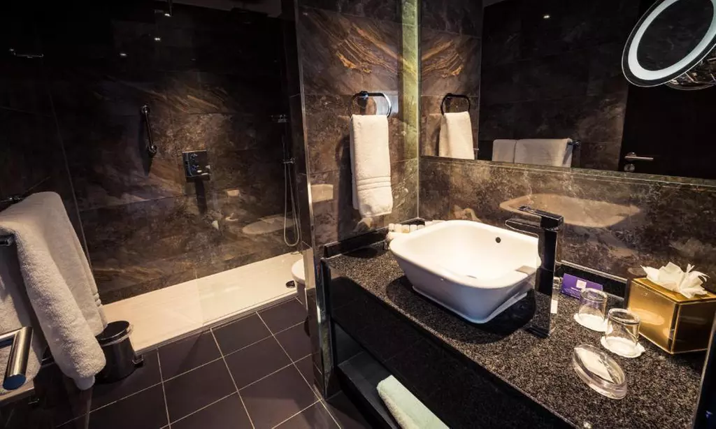 Buckinghamshire: King Room with Breakfast, Dinner & Late Check-Out