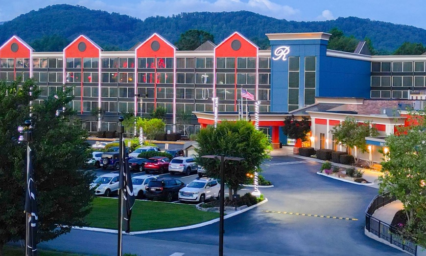 Image 2: Tennessee Hotel in the Smokies