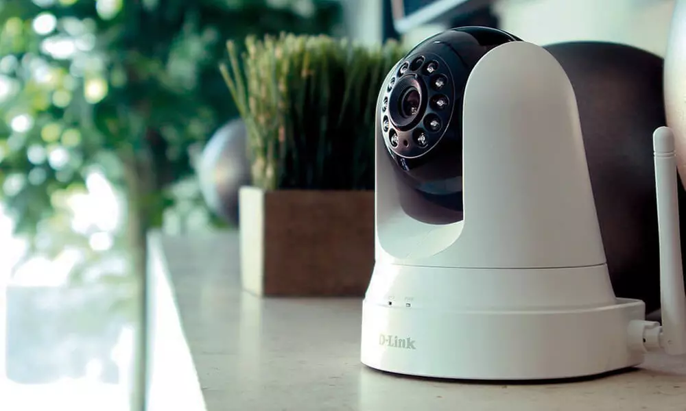 D-Link DCS-5020L Pan-and-Tilt Wireless Security Camera (Refurbished) - Second Medium