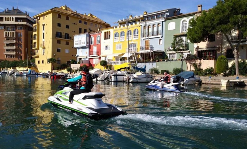 Image 8: Siente la adrenalina sobre las olas con una excursión en moto de agua