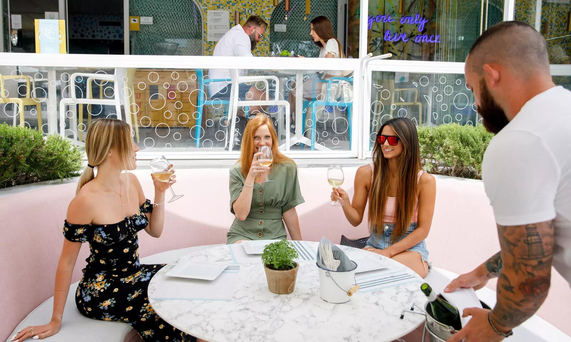 Cama balinesa para 2 personas con cava o vino blanco y brochetas fruta