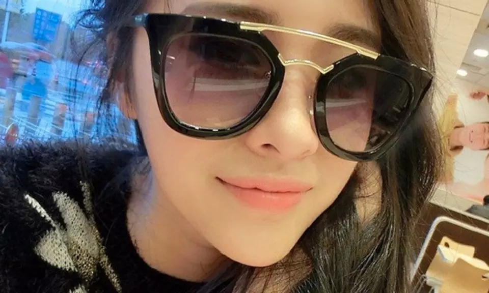 Damen-Sonnenbrillen in Schwarz oder Violett - Primary Image