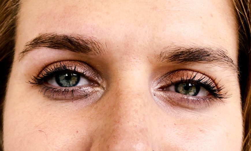 Image 2: Depilación de cejas con hilo y opción a tratamientos adicionales