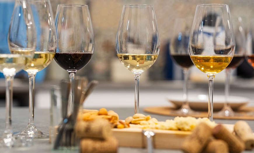 Image 2: Experiencia única: cata de vermuts con aperitivos para 2 o 4 personas
