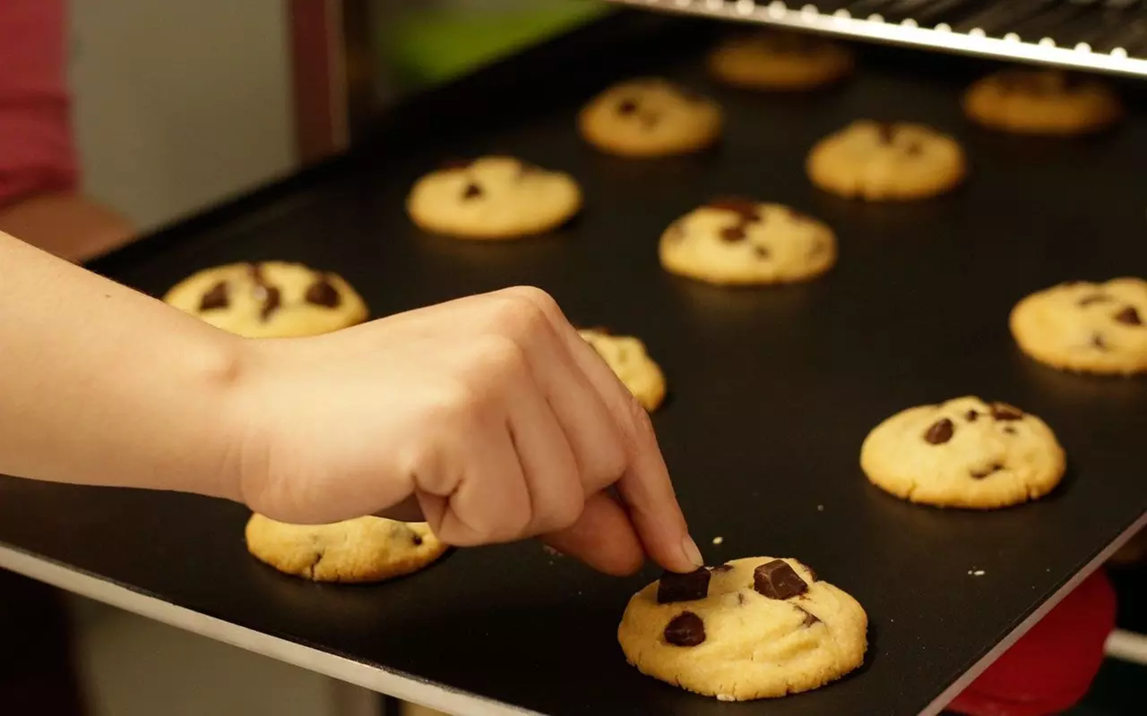 Caja de galletas de estilo americano con cookies clásicas o rellenas