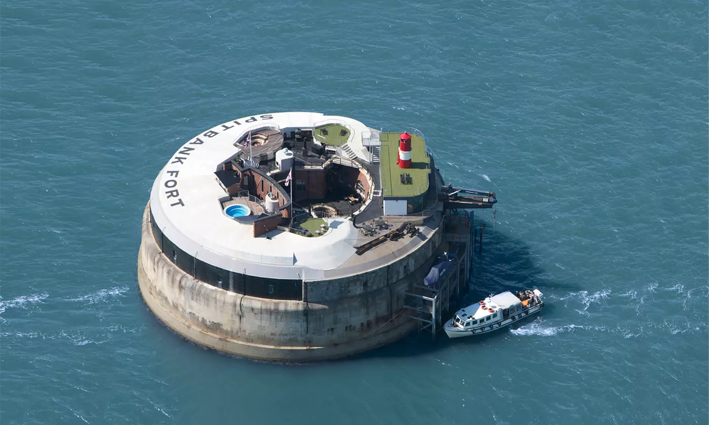 Portsmouth : suite Commodore en pension complète avec transfert en bateau et Champagne au Spitbank Fort pour 2 personnes - Primary Image