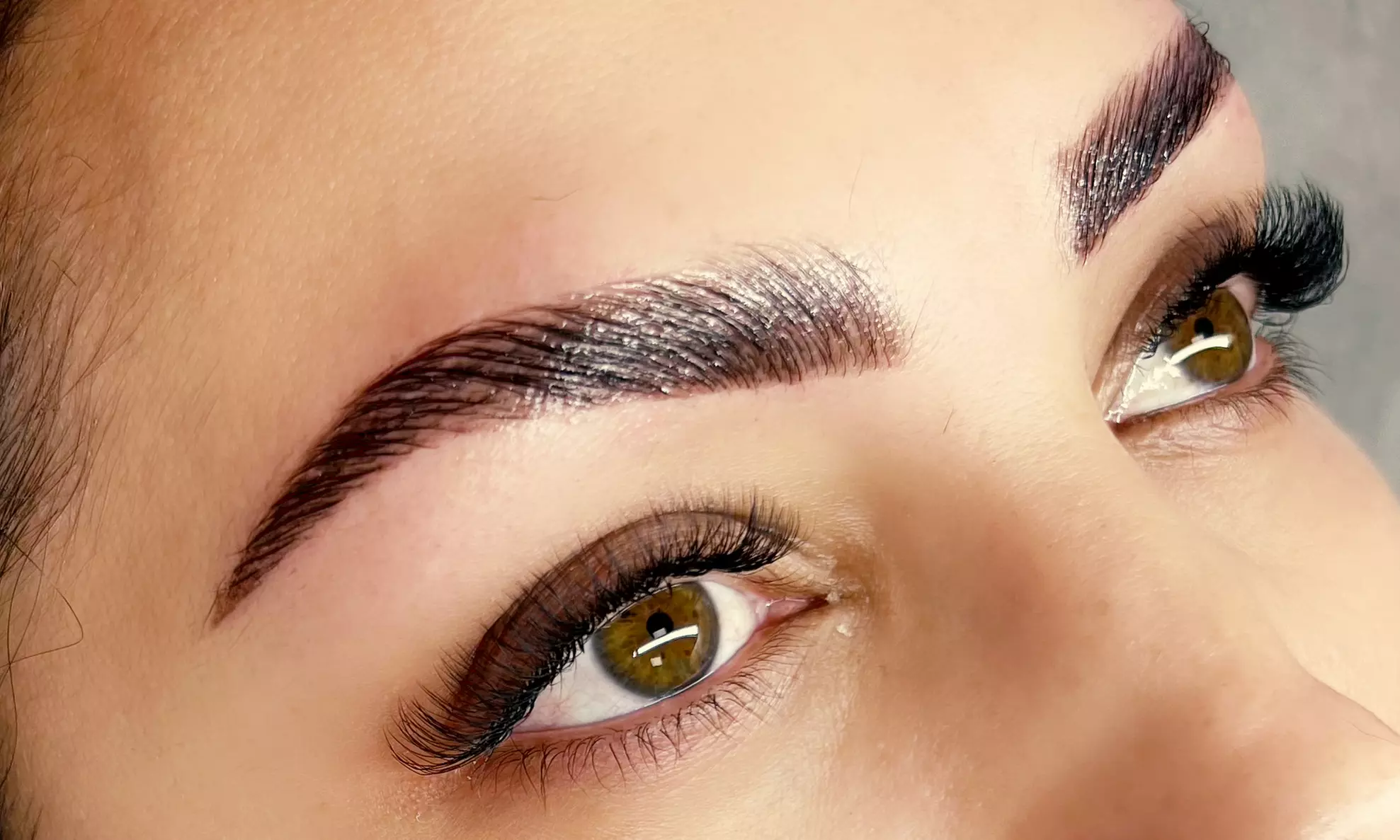 Get Stunning Full Set of Classic or Hybrid Eyelash Extensions