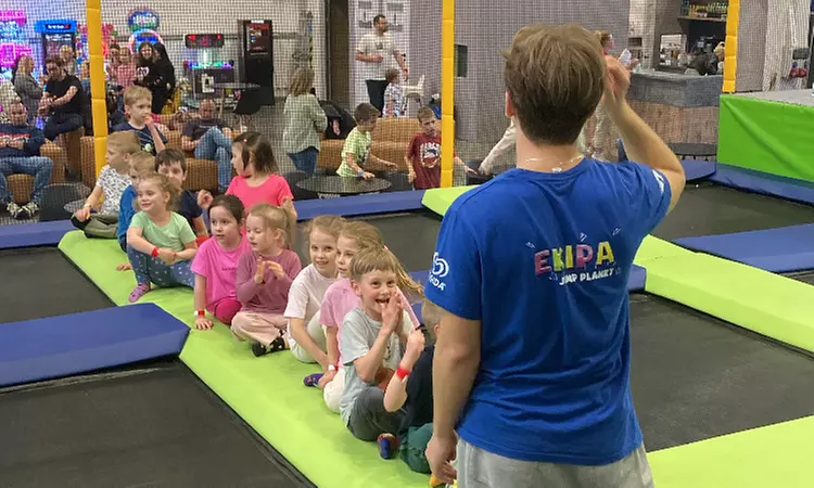 Zapomnij o grawitacji! Wskocz w świat zabawy w 4 parkach trampolin