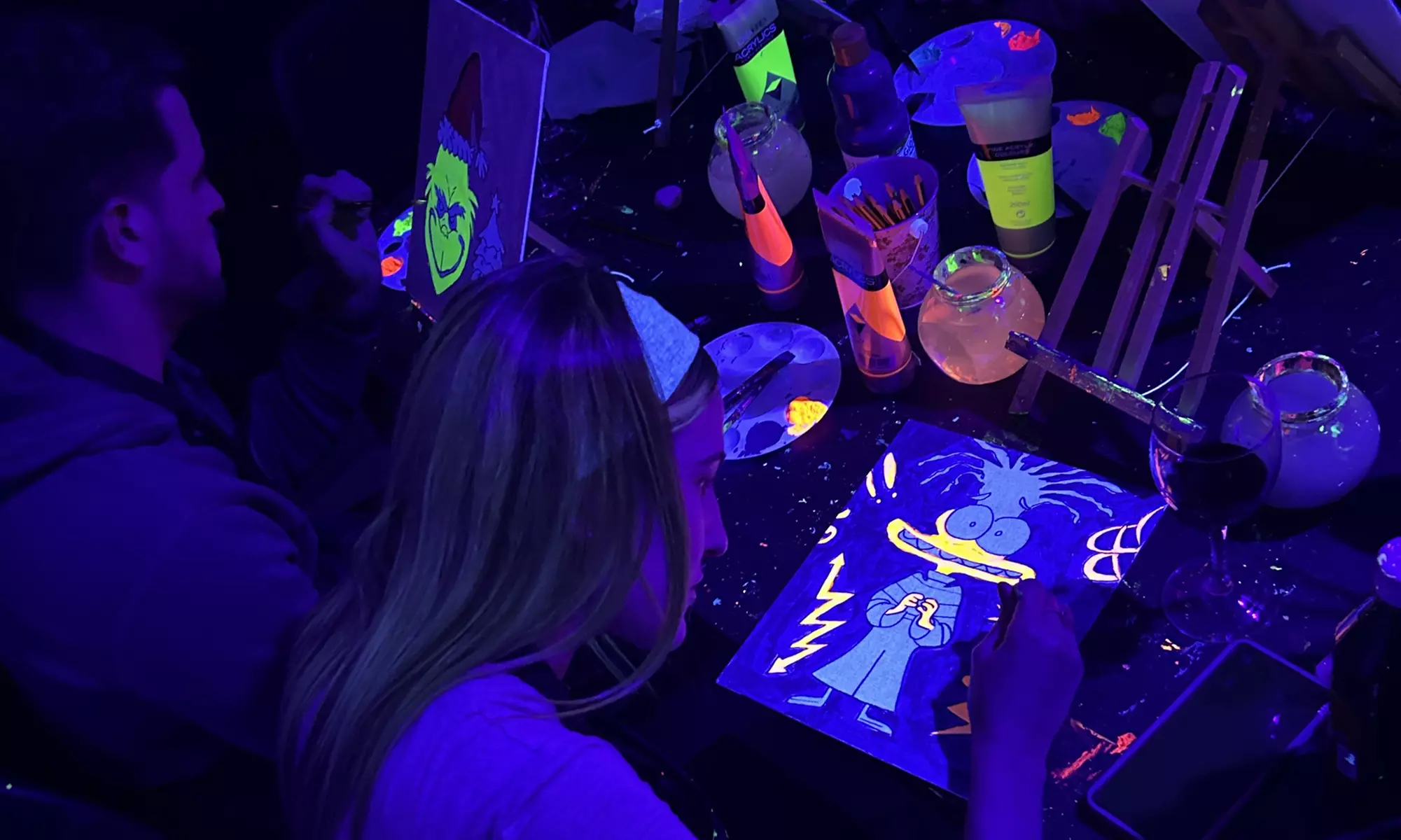 Taller de pintura fluorescente con vino ilimitado para 1 o 2 personas