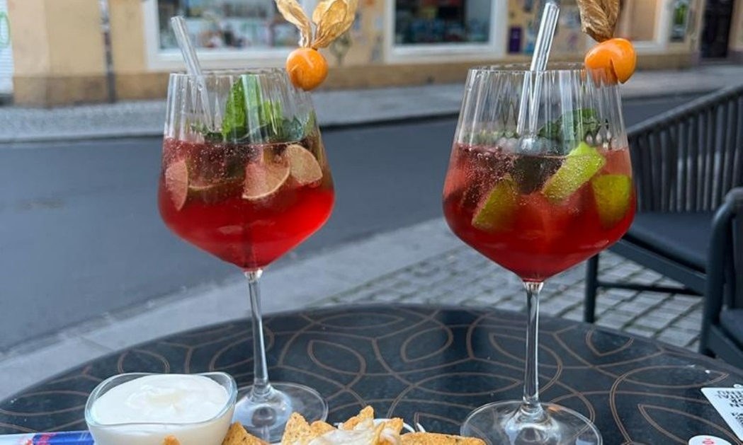 Cocktail & Nachos mit Dips