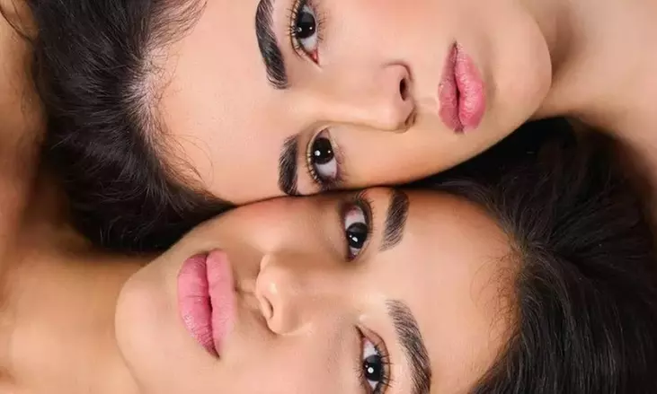 Belleza de pestañas y opción a cejas en Krmona Academy