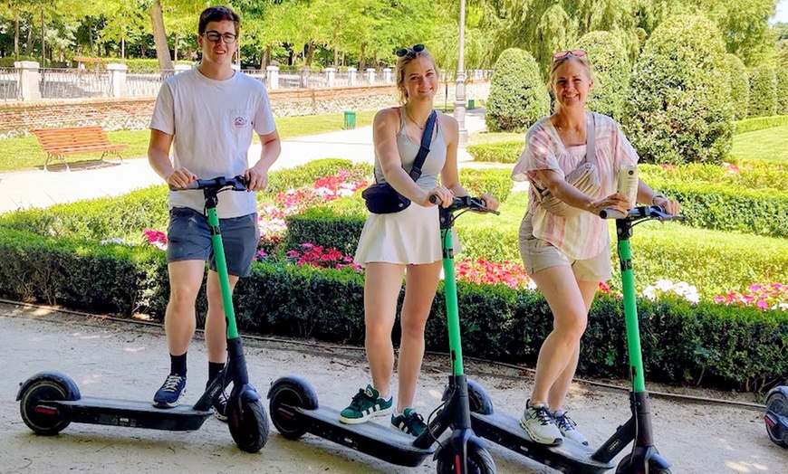 Image 2: Descubre la ciudad con scooters y e-bikes en alquiler por 3 horas