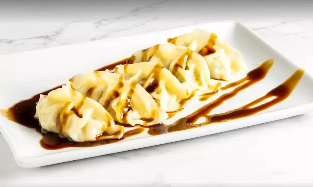 Planazo de sushi: menú para 2 o 4 personas con tabla a compartir