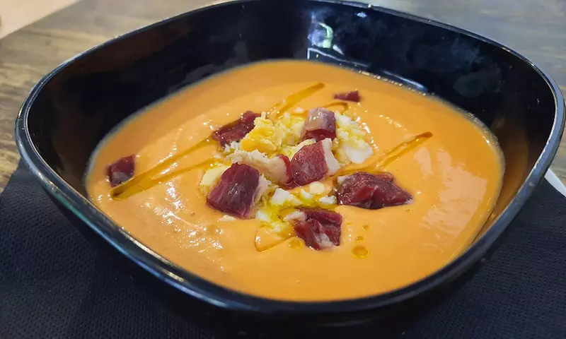 Menú para 2 o 4 personas con postre y bebida en Brasería El Colibrí