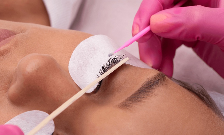 Image 2: Lifting y tinte de pestañas con diseño de cejas en Estética Sagrera