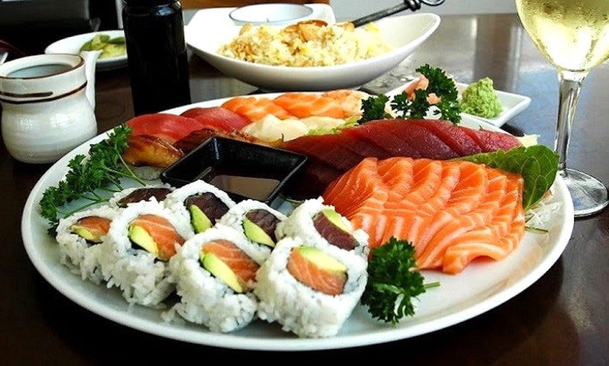 Image 22: Menú japonés para 2 o 4 personas con opciones clásicas o gourmet