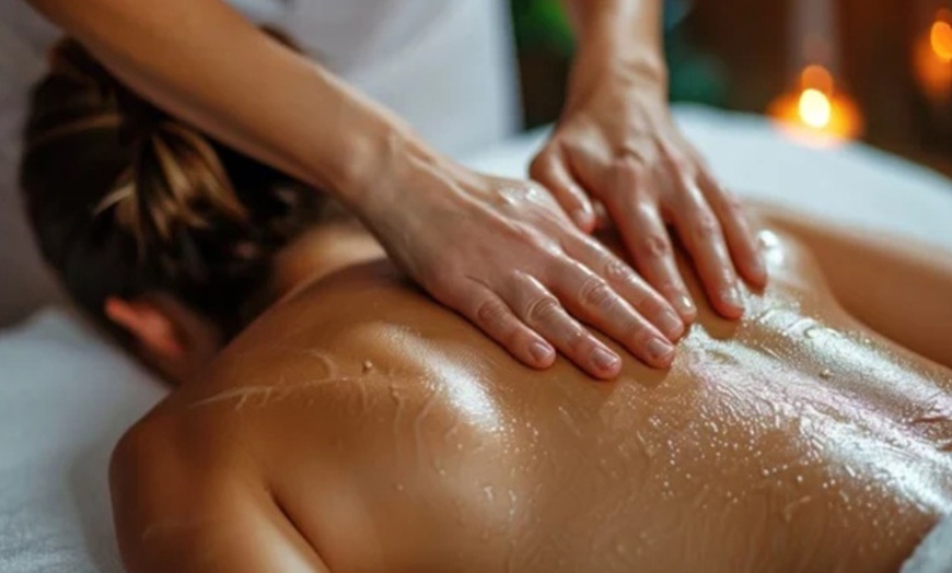 Image 3: Masaje sueco relajante con aceite de almendras y aceites esenciales
