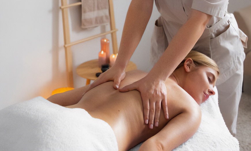Image 1: Masaje corporal de 45 o 60 minutos, con opción craneofacial