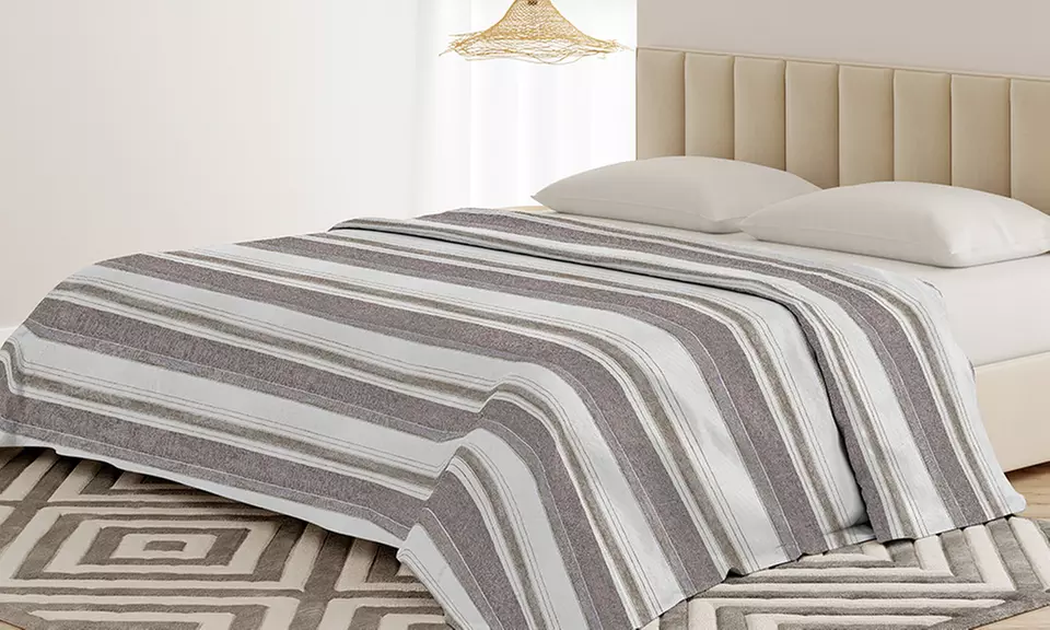 Sofabezug und Tagesdecke aus natürlicher recycelter Baumwolle