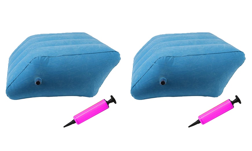 Image 5: Inflatable Leg Pillow with a Manual Inflating Pump