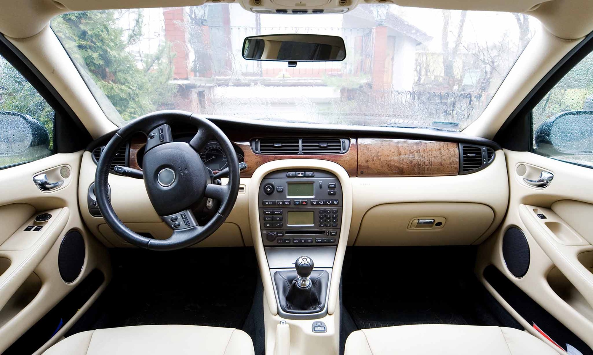 Pkw-Dampf-Innenreinigung, optional mit Außenwäsche, bei Donatus Autoglas (bis zu 88% sparen*)