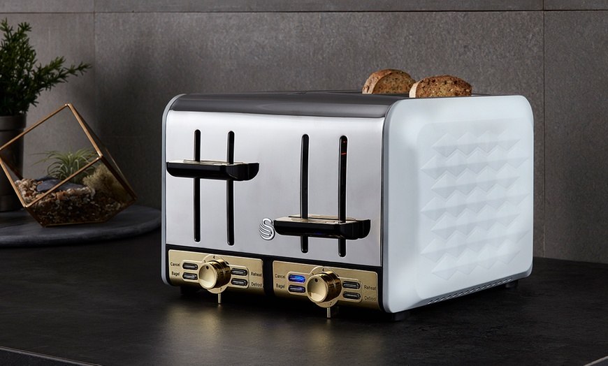 Image 8: Kettle and Four-Slice Toaster