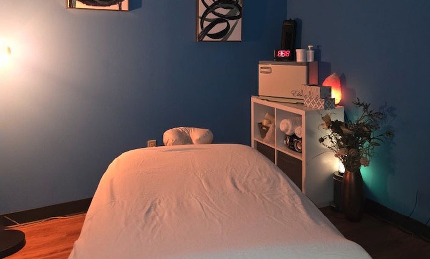 Image 5: 60 or 90 Min Swedish Massage with Hot Stones