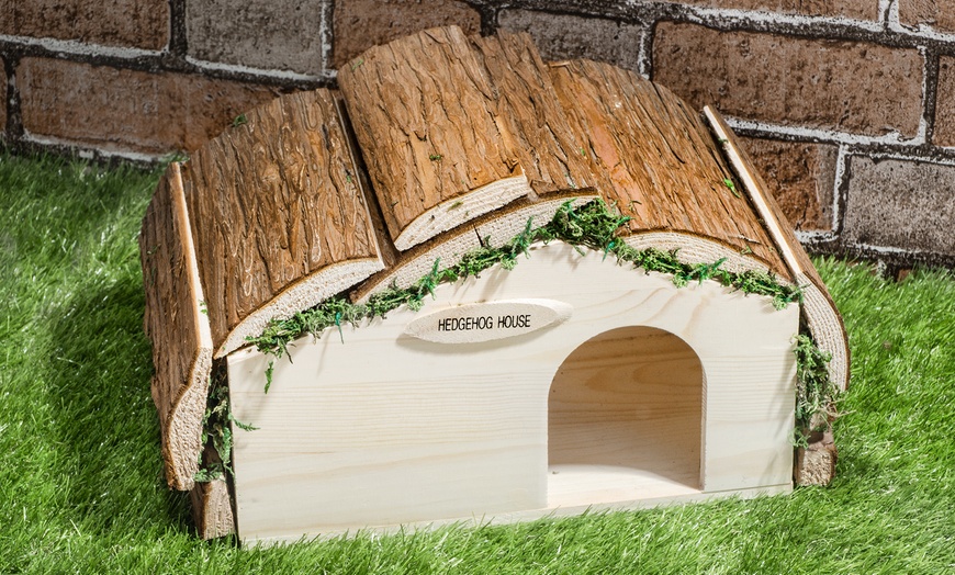 Image 6: Wooden Hedgehog House