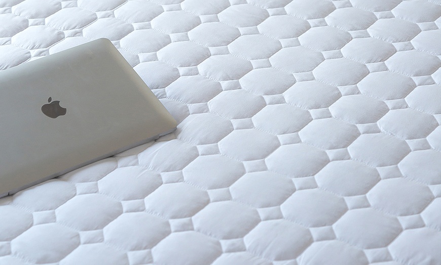 Image 4: Breathable Quilted Mattress Protector