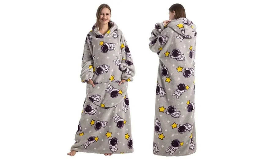 Image 3: Oversized Hoodie Wearable Comfortable Blankets